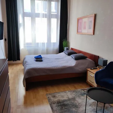 Large And Cozy In The Center Of *